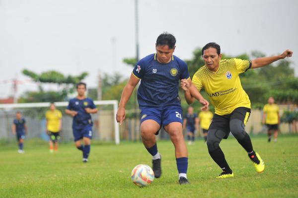 Pertandingan Persahabatan Tim Pelatih dan Ofisial MUFC vs Dokar UAD – foto 5
