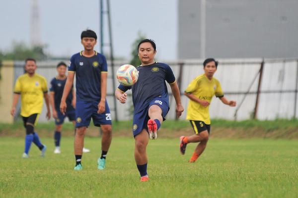 Pertandingan Persahabatan Tim Pelatih dan Ofisial MUFC vs Dokar UAD – foto 4