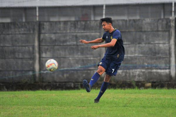 Pertandingan Persahabatan Tim Pelatih dan Ofisial MUFC vs Dokar UAD – foto 2