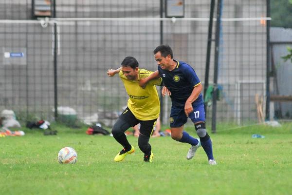 Pertandingan Persahabatan Tim Pelatih dan Ofisial MUFC vs Dokar UAD – foto 9