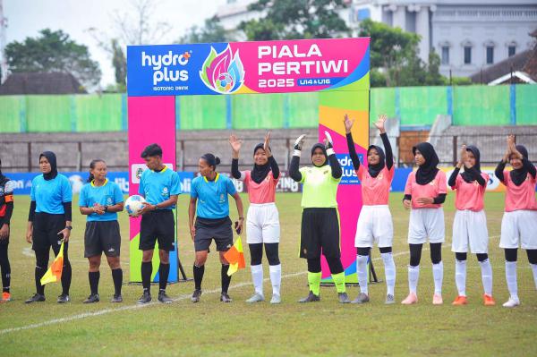 Aksi para pemain Mataram Utama Jelita U-16 di Piala Pertiwi – foto 1