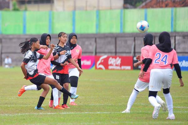 Aksi para pemain Mataram Utama Jelita U-16 di Piala Pertiwi – foto 3