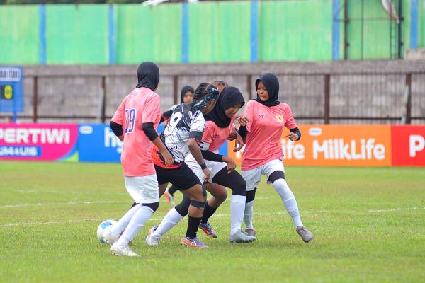 Aksi para pemain Mataram Utama Jelita U-16 di Piala Pertiwi – foto 6