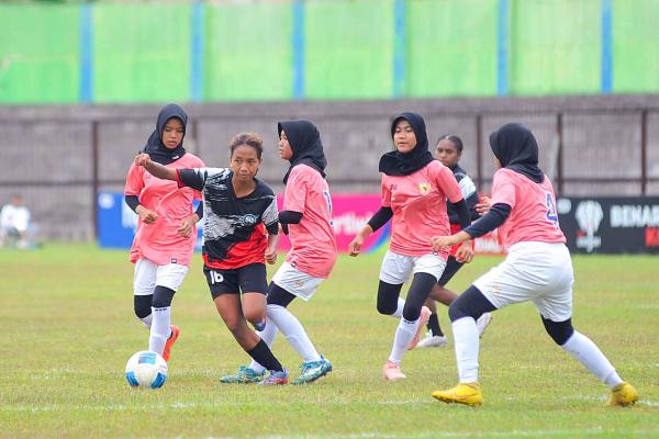 Aksi para pemain Mataram Utama Jelita U-16 di Piala Pertiwi – foto 7