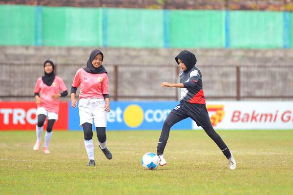 Aksi para pemain Mataram Utama Jelita U-16 di Piala Pertiwi – foto 10