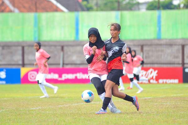 Aksi para pemain Mataram Utama Jelita U-16 di Piala Pertiwi – foto 11
