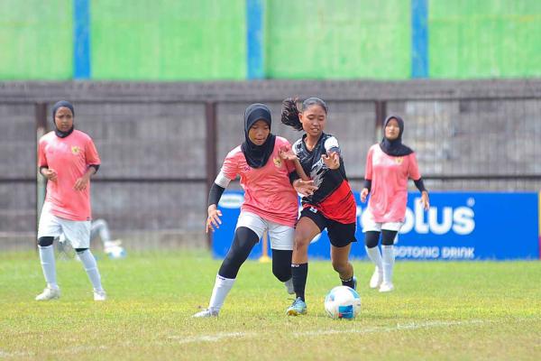 Aksi para pemain Mataram Utama Jelita U-16 di Piala Pertiwi – foto 12