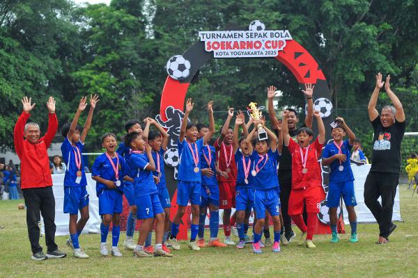 MU Juara U-10 dan 12 Soekarno Cup